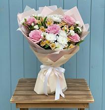 Букет цветов из:  Гвоздики, Орхидеи и Розы в Абраме-Тюбе