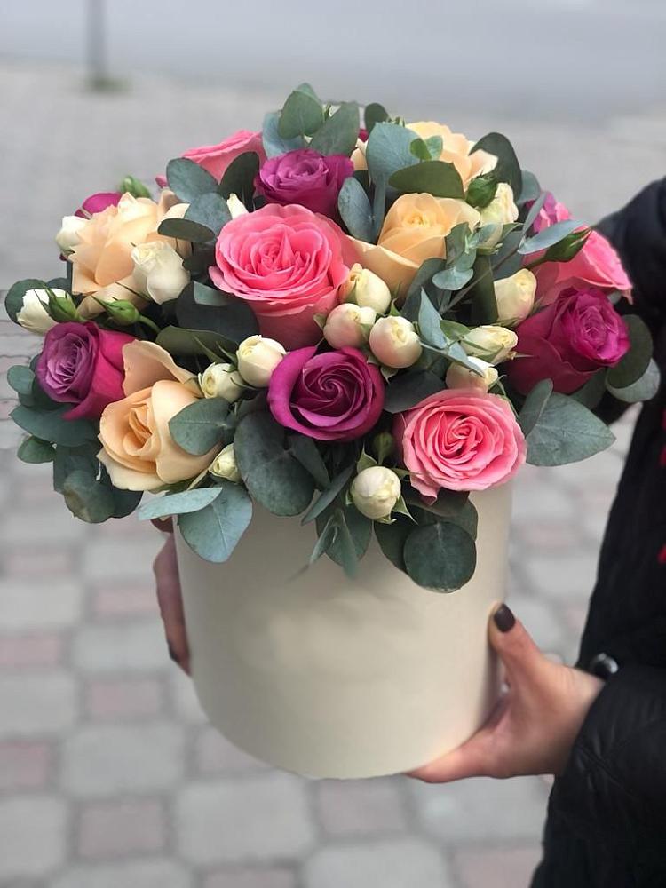 Цветочная композиция из Розы в шляпной коробке в Абраме-Тюбе
