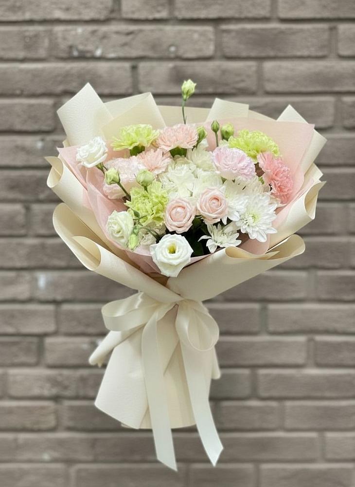Букет цветов из: Гвоздики, Розы, Лизиантусы и Хризантемы в Абраме-Тюбе