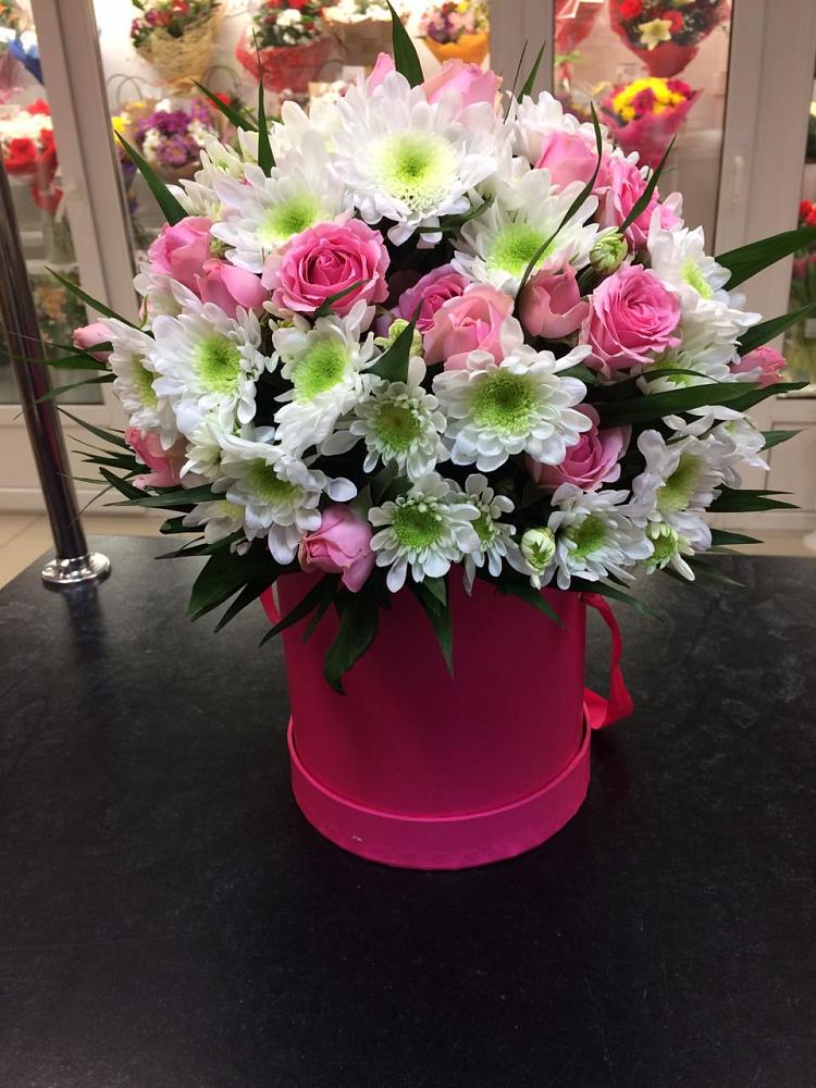 Цветочная композиция из Розы и Хризантемы в шляпной коробке в Абраме-Тюбе