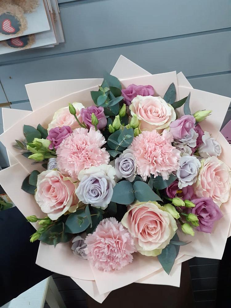 Букет цветов из: Розы, Гвоздики и Лизиантусы в Абраме-Тюбе