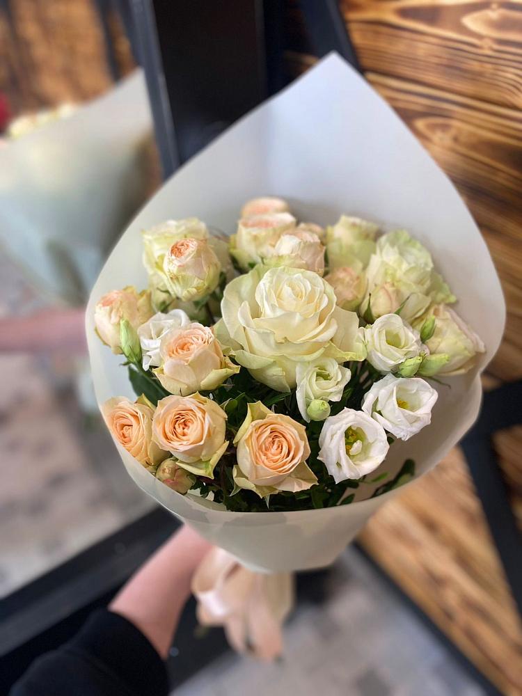 Букет цветов из: Розы и Лизиантусы в Абраме-Тюбе